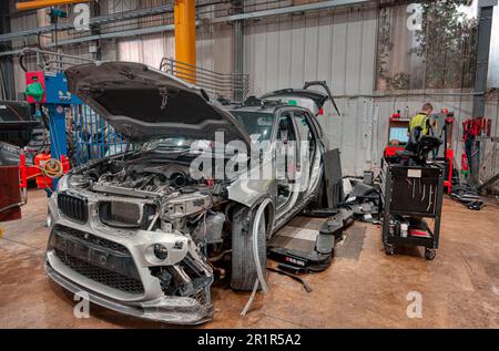 Verso il deposito dei rottami. Riciclaggio di auto per parti usate, un moderno smantellatore di veicoli. Charles Trent Ltd, Poole, Dorset, Regno Unito Foto Stock