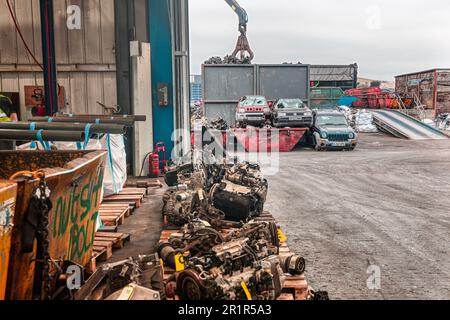 Verso il deposito dei rottami. Riciclaggio di auto per parti usate, un moderno smantellatore di veicoli. Charles Trent Ltd, Poole, Dorset, Regno Unito Foto Stock