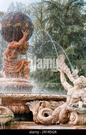 Peso del mondo sulle spalle, Atlas Fountain, Castle Howard, North Yorkshire, Regno Unito Foto Stock