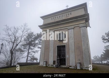 Cappella dell'Aparace presso il Santuario della Madonna della Guardia nella nebbia, in inverno, a Genova. Foto Stock