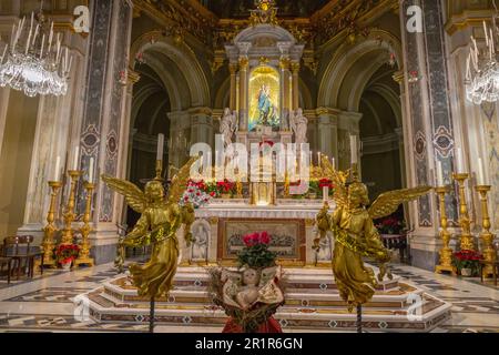 GENOVA, 4 GENNAIO 2023 - la statua della Madonna e il Bambino Gesù di Nazaret con due angeli sull'altare del Santuario della Madonna della Guardia in Foto Stock