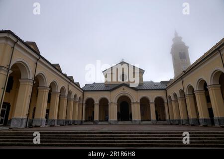 Veduta del Santuario della Madonna della Guardia nella nebbia, in inverno, a Genova. Foto Stock