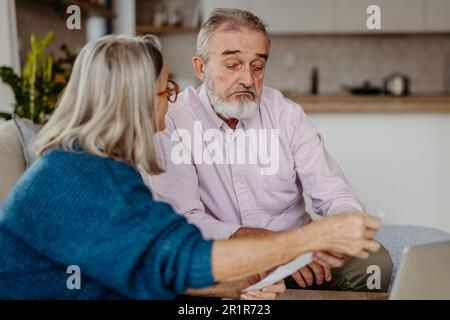 Coppia anziana che controlla le loro fatture, concetto di finanza familiare. Foto Stock