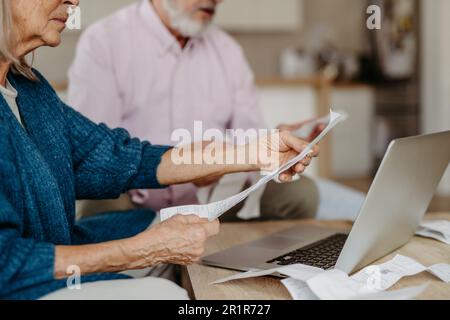 Coppia anziana che controlla le loro fatture, concetto di finanza familiare. Foto Stock