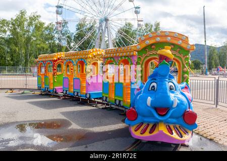 Le giostre per bambini e le giostre sono chiuse e vuote Foto Stock