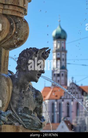 Immagine di una statua di una fontana storica sullo sfondo di una torre dell'orologio ad Augusta Foto Stock