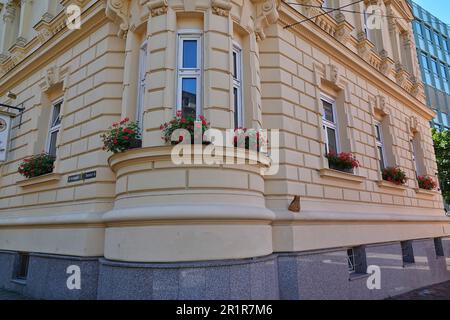 Un primo piano di un alto edificio ad un angolo di strada ad Augsburg Foto Stock