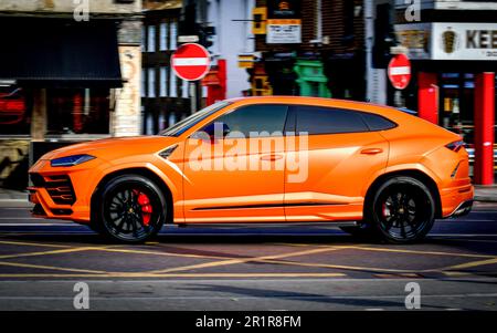 Veicolo utilitaria arancione Lamborghini Urus Super Sport. Islington, Londra Foto Stock