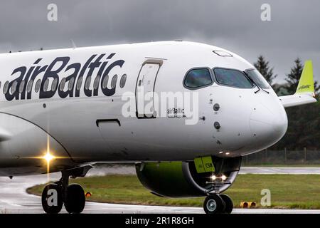 YL-CSM airBaltic Airbus A220 si allontana dalla pista all'aeroporto di Edimburgo Foto Stock