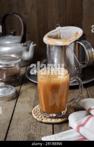 Tè caldo con latte Malese chiamato Teh Tarik è una bevanda popolare prima colazione in Malesia Foto Stock