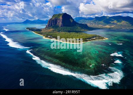 Vista aerea di le Morne Brabant, un sito patrimonio dell'umanità dell'UNESCO a Mauritius, un'isola nell'Oceano Indiano al largo della costa africana Foto Stock