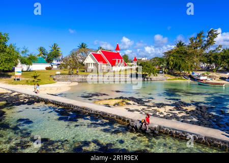 Veduta aerea della tradizionale chiesa rossa cattolica vicino alla spiaggia di Cap Malheureux, Riviere du Rempart, isola Mauritius Foto Stock