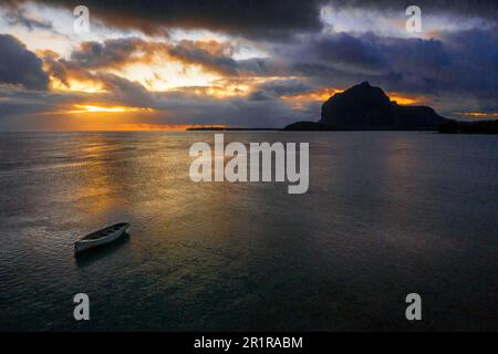 Vista aerea di una barca sulla spiaggia e la maestosa montagna che domina l'oceano, le Morne Brabant penisola, Black River, Mauritius, Oceano Indiano, Foto Stock