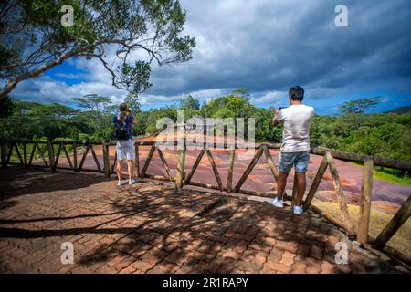 Chamarel terra sette colori, Black River District, Repubblica di Mauritius. Le sette Terre colorate sono una formazione geologica e prominenti touris Foto Stock