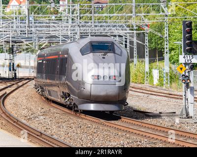 L'Airport Express, Flytoget, alla stazione di Lysaker vicino Oslo in Norvegia., sulla sua strada dall'Aeroporto Internazionale di Oslo, Gardermoen. Foto Stock