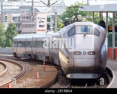 L'Airport Express, Flytoget, parte dalla stazione di Lysaker vicino Oslo in Norvegia, sulla strada per l'Aeroporto Internazionale di Oslo, Gardermoen. Foto Stock