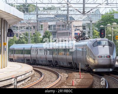 L'Airport Express, Flytoget, parte dalla stazione di Lysaker vicino Oslo in Norvegia, sulla strada per l'Aeroporto Internazionale di Oslo, Gardermoen. Foto Stock