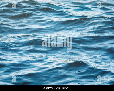 L'acqua blu del mare increspa lo sfondo texture. Foto Stock