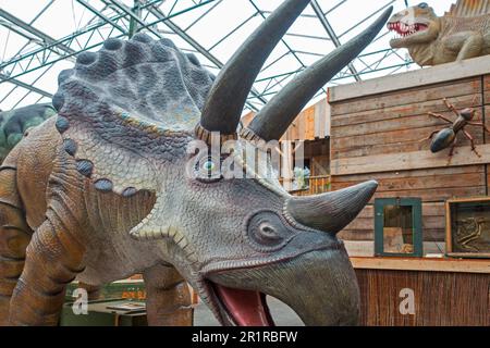 Riproduzioni giganti di dinosauri in mostra allo Zoo tropicale di Berkenhof, parco divertimenti e animali vicino a Kwadendamme, Zeeland, Paesi Bassi Foto Stock