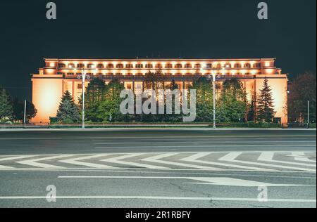 Il Palazzo Vittoria situato nella Piazza della Vittoria è la sede del governo rumeno. Fotografia notturna a lunga esposizione a Bucarest, Romania Foto Stock