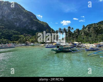 Barche tradizionali bangka ancorate nella baia, Corong Corong spiaggia, El Nido, Palawan, Mimaropa, Luzon, Filippine Foto Stock