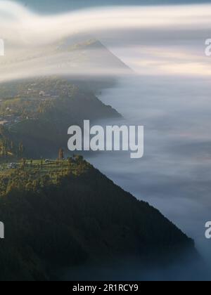 Vista aerea del tappeto nuvolato su Cemoro Lawang vicino al Monte bromo, Giava Orientale, Indonesia Foto Stock