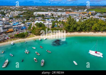 Veduta aerea della spiaggia pubblica di Grand Baie, Riviere Du Rempart, isola di Mauritius, Oceano Indiano, Africa Foto Stock