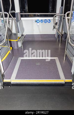 Rampa automatica per il carico su sedia a rotelle presso il trasporto pubblico Low Floor City Bus Foto Stock