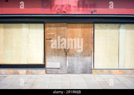 Ramo di Pizza Hut chiuso con porte e finestre a bordo Foto Stock