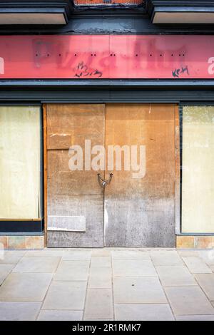 Ramo di Pizza Hut chiuso con porte e finestre a bordo Foto Stock