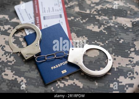 divisa militare e manette, biglietti Foto Stock