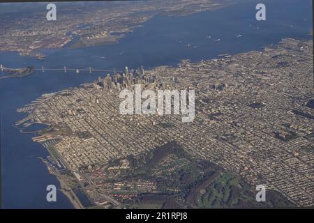 San Francisco, California, USA 25th Aprile, 2023 Vista da una finestra passeggeri di un aereo sopra San Francisco, CA., USA suburbana guardando verso il Presidio, Nob Hill, e i quartieri finanziari, del centro e del porto. Foto Stock