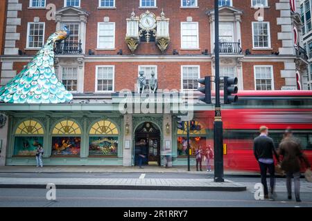 Londra - Maggio 2023: Fortnum & Mason, un grande magazzino di lusso a Piccadilly, Londra. Foto Stock