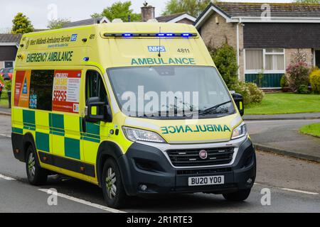 Shawbury, Regno Unito - 8 maggio 2023 - NHS West Midlands Ambulance Service veicolo con luci blu sull'autostrada Foto Stock