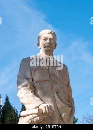 Statua di Stalin in mostra al Museo Stalin a Gori, Georgia, in una soleggiata primavera mattina Foto Stock