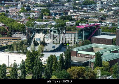 Rotterdam, Paesi Bassi-Ottobre 2022; vista ad alto livello del Depot Boijmans Van Beuningen con la riflessione della città negli specchi di deposito d'arte Foto Stock