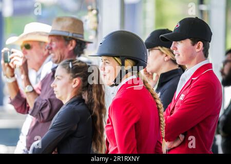 I piloti e i tifosi del team Canada assistono all'azione alla 2023° FEI Nations Cup a San Juan Capistrano, USA, il 14 maggio 2023. Foto Stock