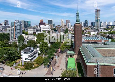 Rotterdam, Paesi Bassi-Ottobre 2022; veduta ad alto livello della torre del museo Boijmans Van Beuningen con il centro di Rotterdam sullo sfondo Foto Stock