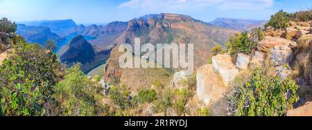 Immagine panoramica di tre Rondavels View Point nel Blyde River Canyon durante la giornata in un cielo blu fotografato in Sud Africa nel settembre 2013 Foto Stock