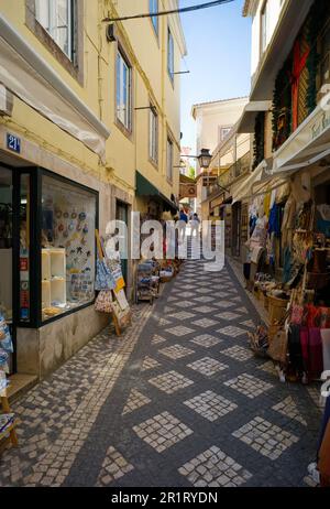I negozi di articoli da regalo abbondano nelle strette stradine di Sintra, Portogallo Foto Stock