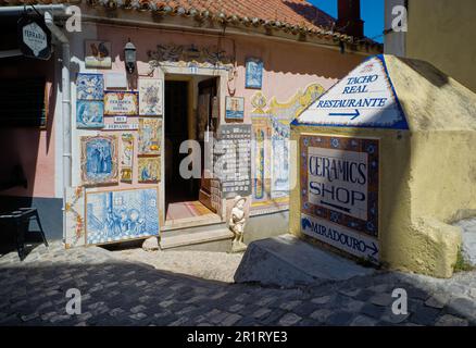 Nelle strette viuzze di Sintra un negozio di ceramica vende piastrelle decorative Foto Stock