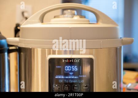 Stati Uniti. 24th Jan, 2023. Primo piano di Instant Pot Duo cucina elettrica a pressione in cucina domestica, Lafayette, California, 24 gennaio 2023. (Foto di Smith Collection/Gado/Sipa USA) Credit: Sipa USA/Alamy Live News Foto Stock
