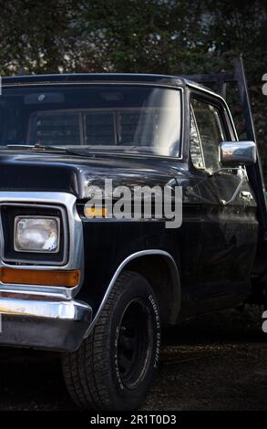 Davanti a un vecchio camion americano pick up Foto Stock