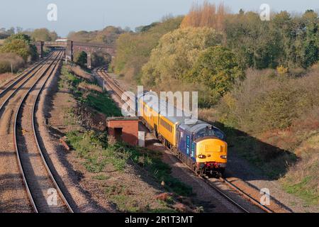 Una coppia di locomotive diesel DRS classe 37 numeri 37612 e 37607 top e un treno di prova vicino Souldrop sulla Midland Mainline. Foto Stock