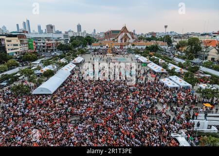 Bangkok, Thailandia. 15th maggio, 2023. Folle di tifosi partecipano alla piazza della città di Bangkok durante il rally Move Forward Partyís dopo aver vinto le elezioni generali. Il rally di Move Forward Party festeggia dopo aver vinto le elezioni generali a Bangkok. Il partito di avanzamento ha ottenuto 151 membri del parlamento ed è diventato il partito di maggioranza nelle elezioni generali del 2023. Credit: SOPA Images Limited/Alamy Live News Foto Stock