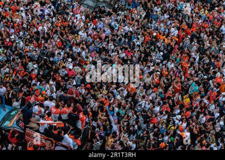 Bangkok, Thailandia. 15th maggio, 2023. Folle di tifosi partecipano alla piazza della città di Bangkok durante il rally Move Forward Partyís dopo aver vinto le elezioni generali. Il rally di Move Forward Party festeggia dopo aver vinto le elezioni generali a Bangkok. Il partito di avanzamento ha ottenuto 151 membri del parlamento ed è diventato il partito di maggioranza nelle elezioni generali del 2023. Credit: SOPA Images Limited/Alamy Live News Foto Stock