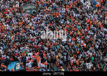 Bangkok, Thailandia. 15th maggio, 2023. Folle di tifosi partecipano alla piazza della città di Bangkok durante il rally Move Forward Partyís dopo aver vinto le elezioni generali. Il rally di Move Forward Party festeggia dopo aver vinto le elezioni generali a Bangkok. Il partito di avanzamento ha ottenuto 151 membri del parlamento ed è diventato il partito di maggioranza nelle elezioni generali del 2023. Credit: SOPA Images Limited/Alamy Live News Foto Stock