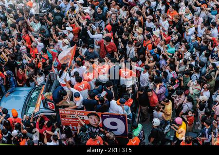 Bangkok, Thailandia. 15th maggio, 2023. Folle di tifosi partecipano alla piazza della città di Bangkok durante il rally Move Forward Partyís dopo aver vinto le elezioni generali. Il rally di Move Forward Party festeggia dopo aver vinto le elezioni generali a Bangkok. Il partito di avanzamento ha ottenuto 151 membri del parlamento ed è diventato il partito di maggioranza nelle elezioni generali del 2023. Credit: SOPA Images Limited/Alamy Live News Foto Stock