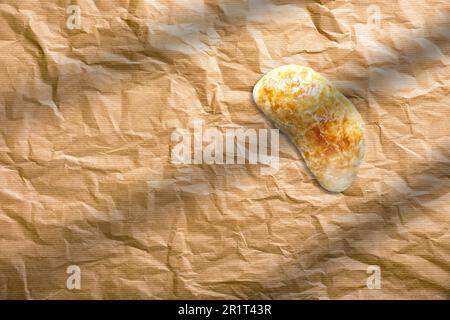Bagel freschi fatti in casa su carta da forno. Concetto di panetteria americana. Foto Stock