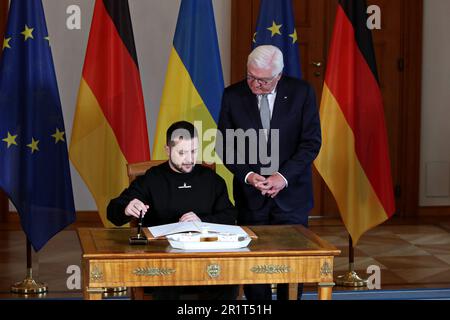 Berlino, Germania, 14,5.23, Volodymyr Zelenskyj, presidente dell'Ucraina che firma il libro degli ospiti con il presidente federale tedesco Frank-Walter Steinmeier Foto Stock